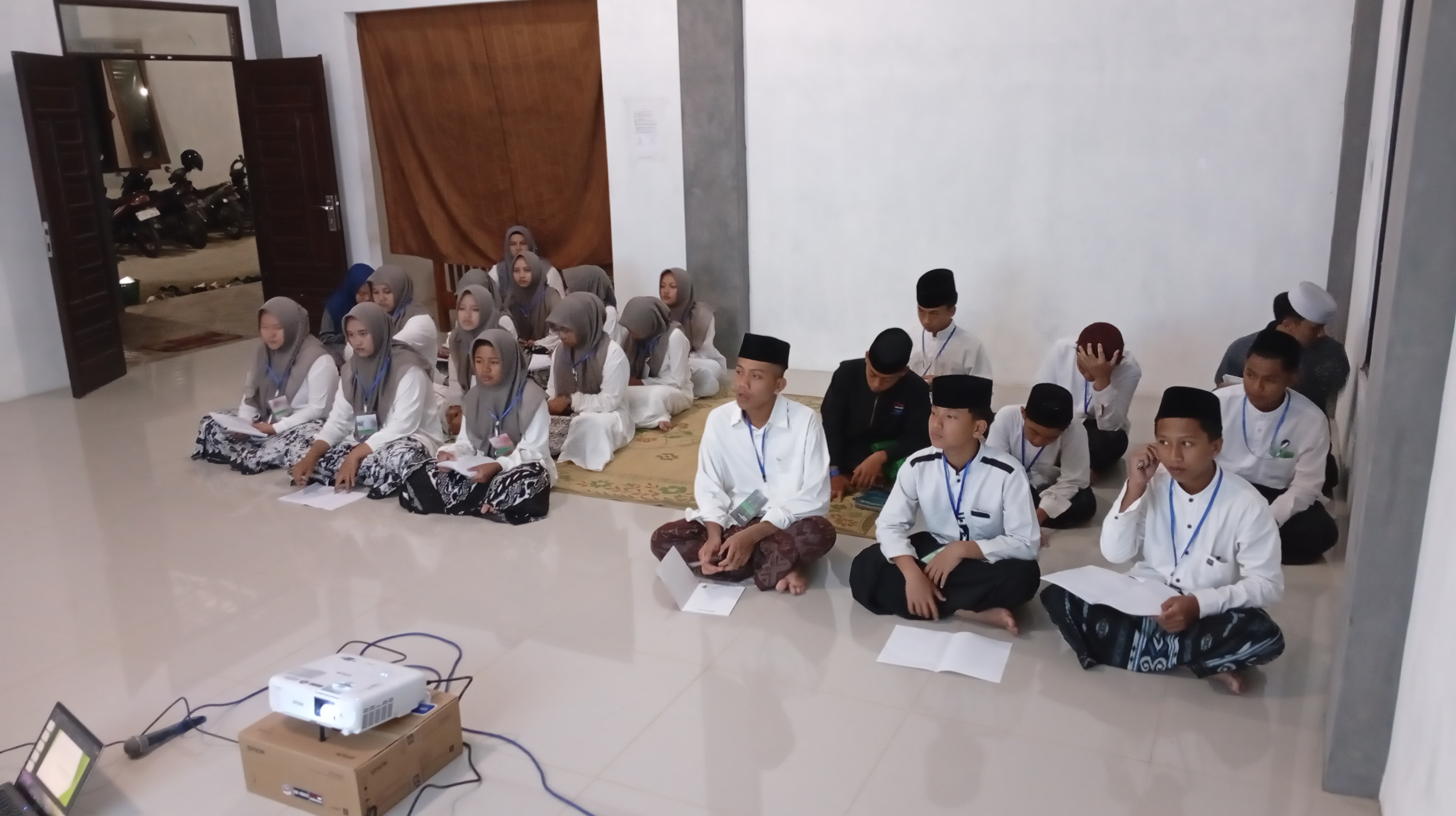 Sesi pelatihan LDK di dalam kelas saat malam hari