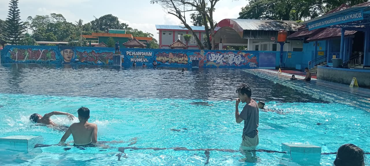 gambaran santri sedang mempraktikan instruktur renang yang diberikan